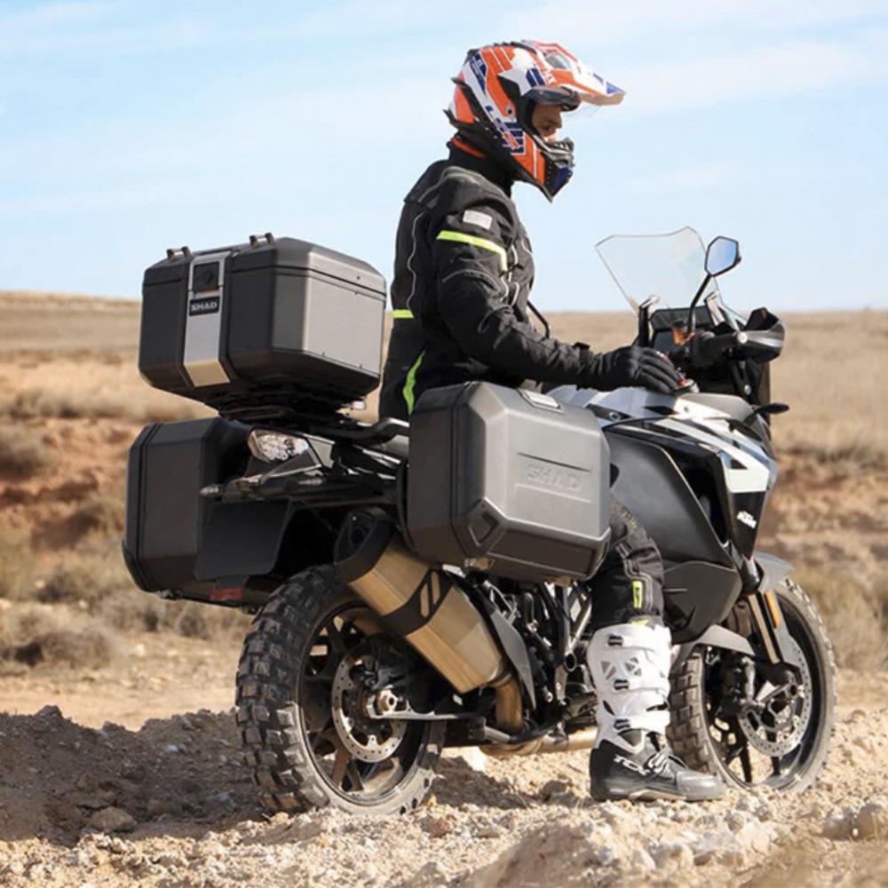 Shad R1300 GS TR48 Siyah Alüminyum Topcase Tabla ve Bağlantı Demiri Seti Shad R1300 GS TR48 Siyah Alüminyum Topcase Tabla ve Bağlantı Demiri Seti